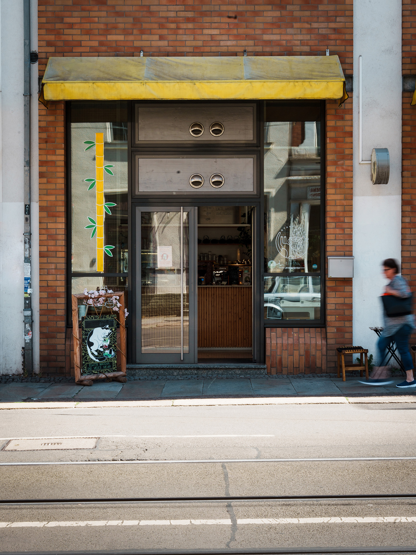 Eingang des Matcha-Cafés Nyanko mit großem Schaufenster.