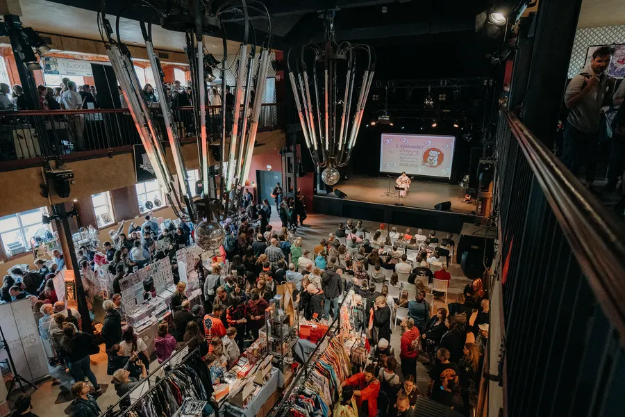 Blick von der Empore auf den vollen Saal beim Japanmarkt im Täubchenthal.